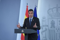S&aacute;nchez se arrodilla ante Puigdemont, otra vez, y trocea el decreto `&oacute;mnibus`