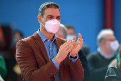 S&aacute;nchez se autopublicita y dice que ha donado  50 millones de dosis de la vacuna a pa&iacute;ses en v&iacute;as de desarrollo
