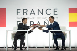 S&aacute;nchez y Aragones hacen el ridiculo, los dos de la mano, ante el presidente franc&eacute;s Macron