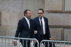 Sandro Rosell medita presentarse  Ayuntamiento de Barcelona pero si pierde se va porque no se va a quedar calentando el sill&oacute;n