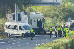  Seis muertos entre los que figuran dos agentes al arrollar un cami&oacute;n un control de drogas, en Sevilla