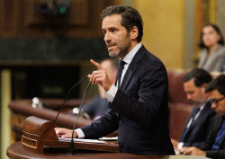 S&eacute;mper acusa a S&aacute;nchez de "poner Espa&ntilde;a en venta" en un bronco debate 