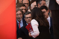 Sigue el enfrentamiento Ayuso-S&aacute;nchez con Bola&ntilde;os de camorrista mientras las encuestas dan a Ayuso mayor&iacute;a absoluta  