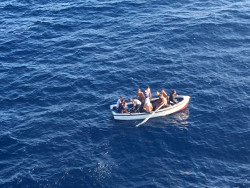 Siguen llegando migrantes a bordo de  pateras a Formentera y S&aacute;nchez con su mujer de vacaciones