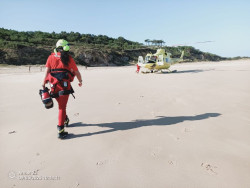 Surfistas sacan del agua a una persona con s&iacute;ntomas de preahogamiento en Loredo