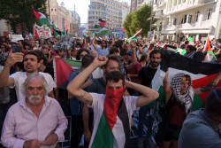 Suspendida la &uacute;ltima etapa de la Vuelta al admitirse las protestas y el hacer de los manifestantes sin intervenir las fuerzas de seguridad por orden expresa de S&aacute;nchez