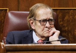 Tamames no aplaude el discurso con el que Abascal ha abierto el debate en el Congreso