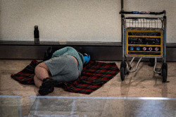 Tratan de hacer desaparecer el "dormitorio" de Barajas  con un dispositivo de emergencia social en Carabanchel 