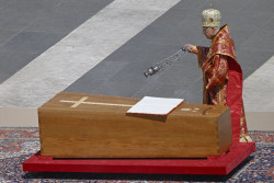 Un 84,3% de espa&ntilde;oles valora bien o muy bien al Papa Francisco, pero al 50,7% le interes&oacute; poco o nada su muerte
