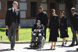 Un &Aacute;lvaro Pombo fr&aacute;gil de salud recoge el Premio Cervantes en un acto con recuerdo a Vargas Llosa y de luto por el Papa