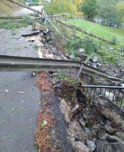 Un argayo deja incomunicado durante unas horas el pueblo de Lebe&ntilde;a