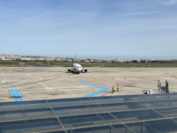 Un avi&oacute;n de un vuelo de formaci&oacute;n se sale de la pista de Parayas cuando despegaba por el revent&oacute;n de un neum&aacute;tico