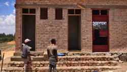 Un grupo de espa&ntilde;oles inicia una recogida de fondos para terminar de construir una escuela p&uacute;blica en Tanzania