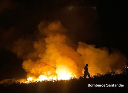 Un incendio afecta a unos 2.000 metros cuadrados de vegetaci&oacute;n en la zona del Faro de Cabo Mayor