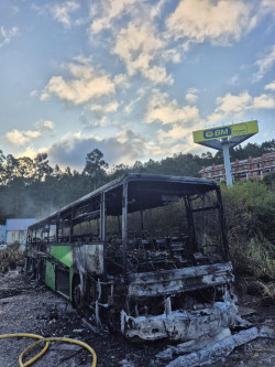 Un incendio calcina un autob&uacute;s estacionado en la terminal de Castro