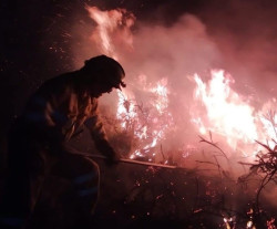 Un incendio forestal permanece activo en Cantabria de los diez provocados en las &uacute;ltimas horas