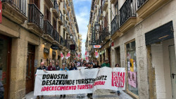 Un millar de personas se manifiestan en San Sebasti&aacute;n para protestar contra los efectos de la `turistificaci&oacute;n`