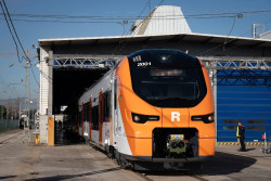 Un muro de contenci&oacute; cae sobre la v&iacute;a en la R3 de Rodalies y choca con un tren en Gelida (Barcelona)