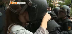 Un polic&iacute;a del 1-O denuncia el beso "repentino y no consentido" de una mujer durante el dispositivo contra el refer&eacute;ndum