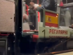 Un segundo convoy con ciudadanos espa&ntilde;oles y la embajadora en Ucrania cruza la frontera con Polonia