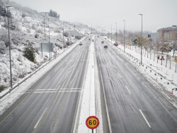 Una docena de carreteras del norte est&aacute;n intransitables por la nieve, 2 en Cantabria, aunque ninguna de la red principal