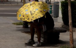 Una docena de provincias est&aacute;n en aviso por calor, lluvia, tormentas y olas