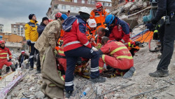 Una llamada, tres golpes y el llanto de un ni&ntilde;o, claves en el rescate `milagro` de la UME bajo los escombros de Turqu&iacute;a