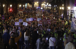 Una manifestaci&oacute;n exige la dimisi&oacute;n de Maz&oacute;n un mes despu&eacute;s de la dana: "Est&aacute; incapacitado moral y &eacute;ticamente"