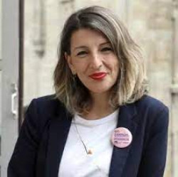 Una  ministra de Sanchez dice que si tantas ganas tiene  Casado que le llame que le coger&aacute; el tel&eacute;fono o que mande un Wassat