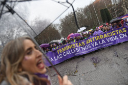Unas 25.000 feministas desaf&iacute;an la lluvia y el viento en Madrid en la marcha de Comisi&oacute;n 8M, 5.000 menos que en 2023