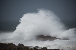 Vientos de 80 km/h y olas de hasta 7 metros ponen en riesgo 9 provincias del norte, con t&eacute;rmometros en ascenso