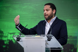 Vox exige a Feij&oacute;o que  presente una moci&oacute;n de censura.