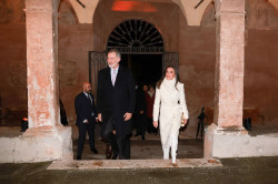 Zarzuela se excusa ante su no presencia en la apertura de Notre Dame por la "Agenda" y no se lo cree nadie  