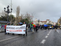 100 personas colapsan Santander  para apoyar a los menores migrantes que pod&iacute;an llev&aacute;rselos a sus casas