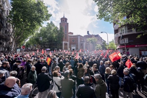 10.000 militantes VIP socialistas de toda España, que han llegado en Bus, se manifiestan en Ferraz pidiendo que no se vaya