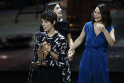 `20.000 especies de abejas` y `La Mes&iacute;as` triunfan en unos Premios Forqu&eacute; con un emotivo homenaje a Concha Velasco