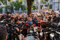 Abascal desde&ntilde;a las cr&iacute;ticas de Aznar, otro "derrotado por Marruecos", y reta a Feij&oacute;o a buscarse "mejor padrino"