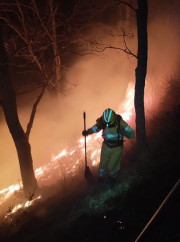 Activo un incendio forestal en Correpoco (Cantabria) que a punto estuvo de alcanzar el n&uacute;cleo urbano