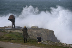 AEMET avanza olas de 7 metros en Galicia y Baleares para ma&ntilde;ana y lluvia en tercio sur el s&aacute;bado, que remite el domingo