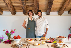 Aitor y Sarah montan una original queser&iacute;a.  Por Pedro Arce