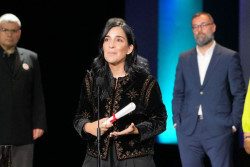 Alauda Ruiz de Azúa predica y convence en San Sebastián al lograr la Concha de Oro con `Los Domingos`