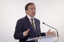Albares dice que S&aacute;nchez y el Papa hablan "con una misma voz"