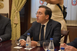 Albares hace un llamamiento a los migrantes para que no entren ilegalmente en Ceuta: "Ser&aacute;n devueltos"( y todos se parten de risa)