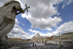 Albares, igual de mentiroso que su jefe, dice que el  Vaticano ve "positiva" la regularizaci&oacute;n extraordinaria de migrantes en Espa&ntilde;a