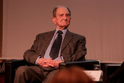 Albares impone la Gran Cruz de Isabel la Cat&oacute;lica a S&aacute;nchez-Albornoz: "Pocos han hecho tanto por la naci&oacute;n espa&ntilde;ola"