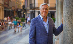 Alejandro G. Roemmers firma `El misterio del último Stradivarius`, el último libro que leyó y prologó Mario Vargas Llosa