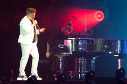 Alejandro Sanz descarta cancelar su gira : "No termina de llegar luz pero se ha despertado una luciérnaga en mi pecho"