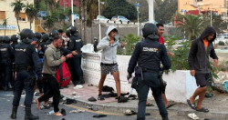 Algunos marroqu&iacute;es mayores y menores entran en el Puerto de Ceuta, tras una ma&ntilde;ana de tensi&oacute;n y cargas durante su traslado