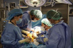 Algunos  m&eacute;dicos de Valdecilla y Sierrallana dejan de operar y hacer pruebas por la tarde exigiendo incremento salarial