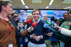 Almeida recomienda a Pilar Alegr&iacute;a que borre el tel&eacute;fono de S&aacute;nchez "porque flaco favor le est&aacute; haciendo"